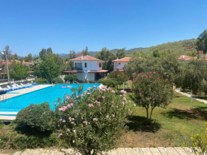 Havuzlu sitede çift verandalı rahat bir villa